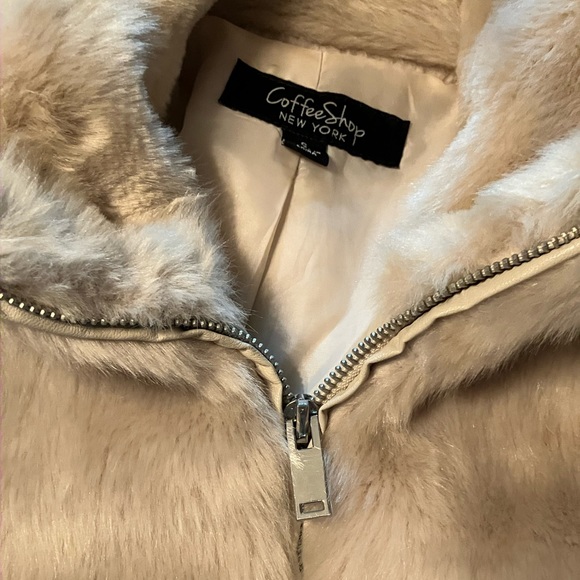 Size Small Coffee Shop New York Faux Fur Coat Lined inside Color Beige - Picture 5 of 14